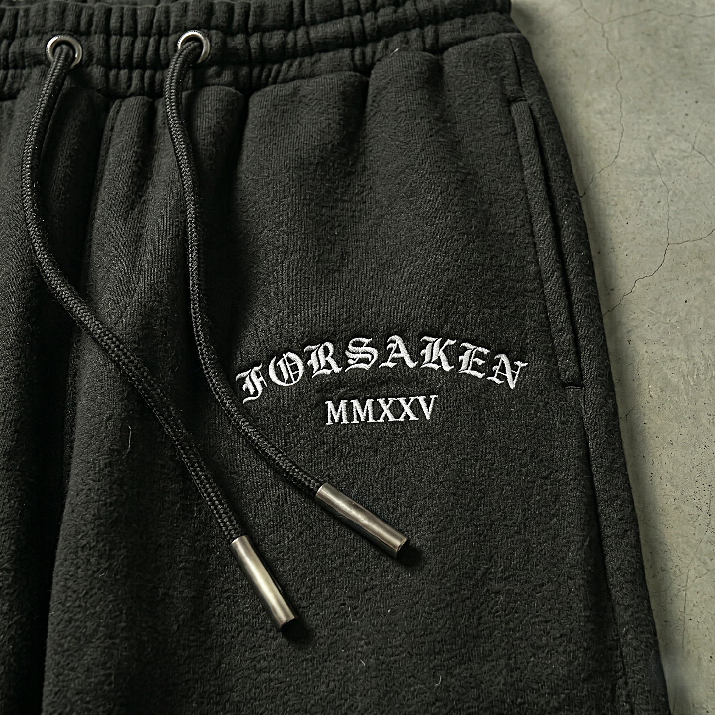 BLACK STRAIGHT FIT SWEATPANTS
